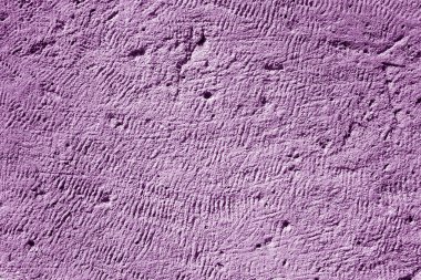 Kum taşı düz olmayan yüzeyi mor tonda arkaplan olarak.