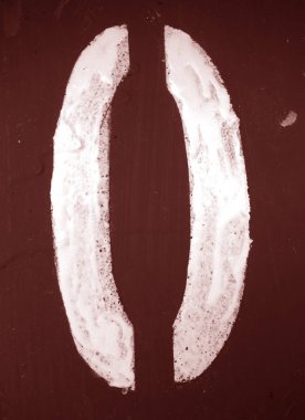 Sıfır numara. Koyu kahverengi duvarda.