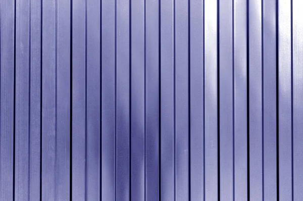 Metallliste Wandstruktur des Zauns in blauem Ton. — Stockfoto