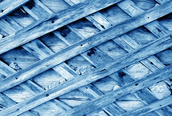 Alte beschädigte Hauswand mit Holzelementen in marineblauem Ton — Stockfoto