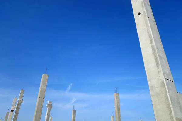 Postos de construção de concreto contra o céu azul . — Fotografia de Stock