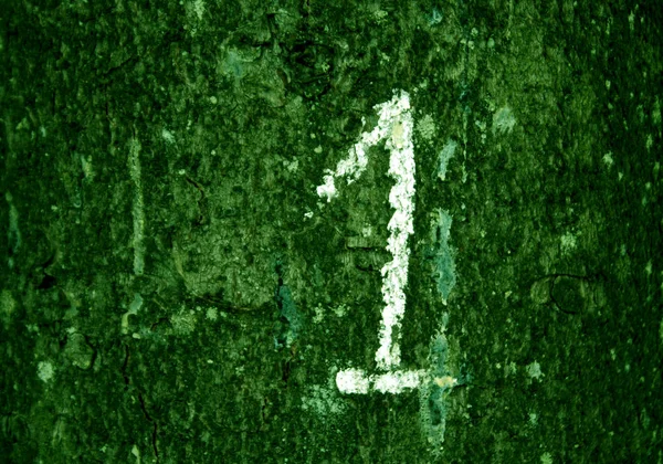 Scritto a mano numero uno sulla parete verde grungy — Foto Stock