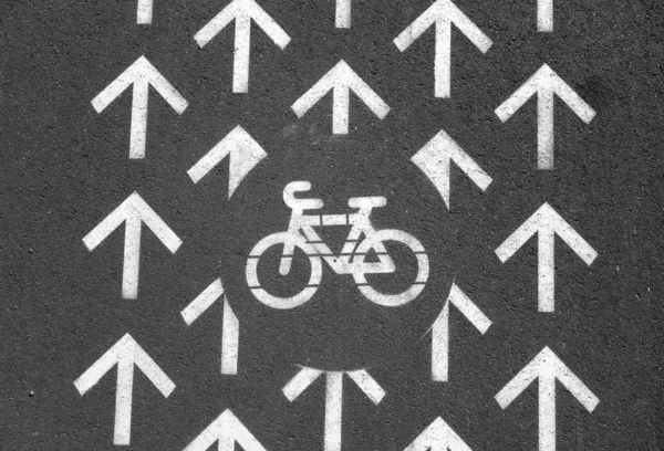 Ścieżka rowerowa na kamiennym chodniku w mieście w czerni i bieli. — Zdjęcie stockowe