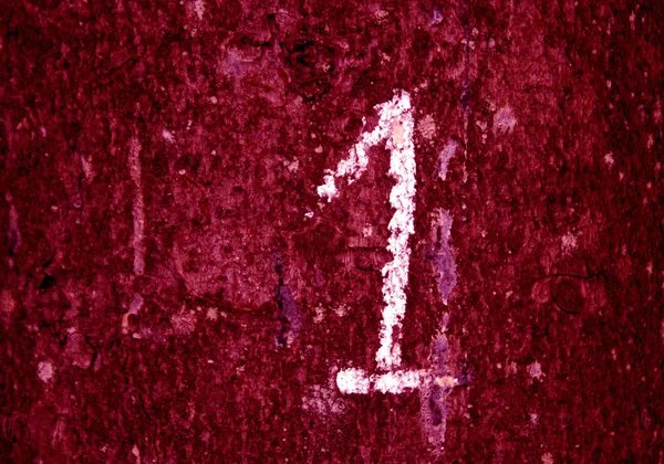 Ręcznie napisany numer jeden na różowej ścianie grungy — Zdjęcie stockowe