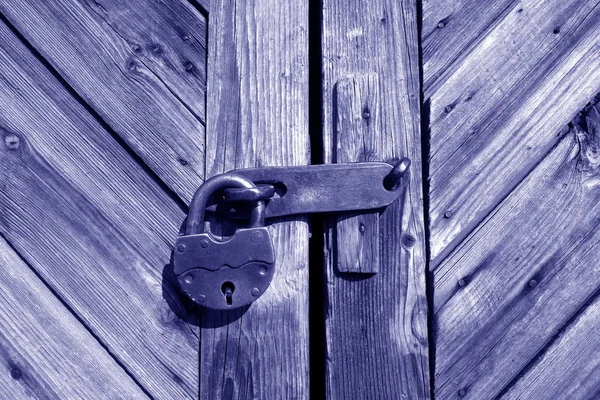 Grungy puerta de madera con cerradura en tono azul . — Foto de Stock
