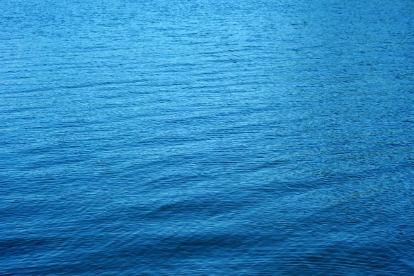 Woda jeziorna z malutkimi falami — Zdjęcie stockowe