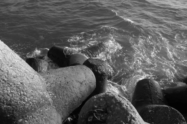 Πέτρες Breakwater σε mole στη Μαύρη Θάλασσα σε μονόχρωμο. — Φωτογραφία Αρχείου