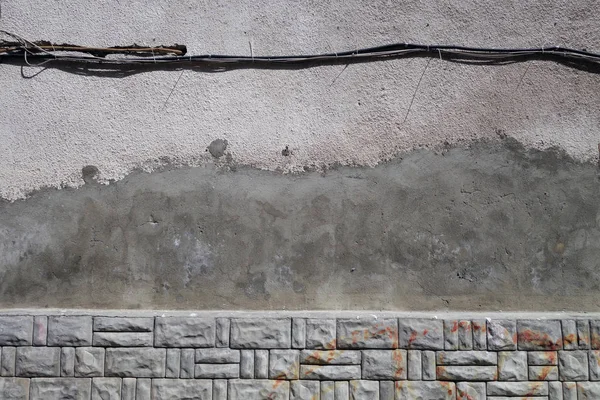 Fil électrique sur mur de ciment . — Photo