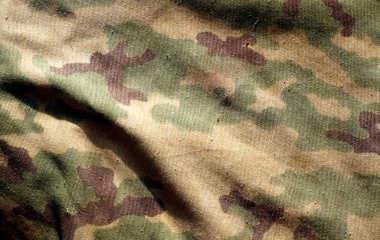 Askeri kamuflaj üniformasının bir parçası. Bulanık efektli yakın çekim..