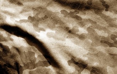 Askeri kamuflaj üniformasının bir parçası. Yakın çekim ve bulanık bir etkisi var.