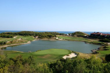 Golf sahaları ve Karadeniz tatil köyü. Mevsimsel doğal arkaplan.      