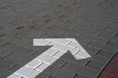 Asfalt üzerinde sağa doğru ok. İşaretler ve semboller.