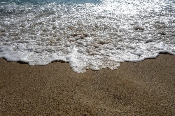바다의 파도와 모래사장 계절적 자연적 — 스톡 사진