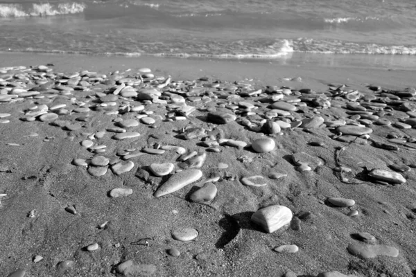 Маленькие Камни Песок Морская Волна Черно Белом Сезонный Природный Фон — стоковое фото