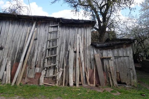 Stara Drewniana Stodoła Prawie Zrujnowana Kontekst Widok Obszary Wiejskie — Zdjęcie stockowe
