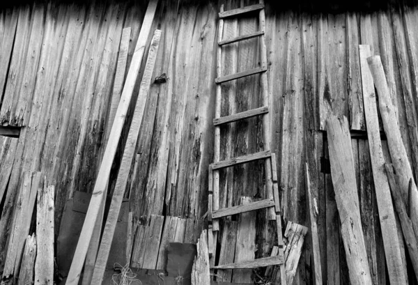 谷仓前的老旧生锈的木制台架几乎被毁了 背景和农村观点 — 图库照片