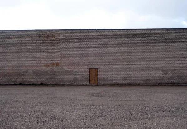 Одинокая Деревянная Дверь Кирпичной Стене Концептуальный Фон — стоковое фото
