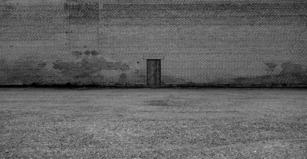 Porta Madeira Solitária Parede Tijolo Contexto Conceitual — Fotografia de Stock