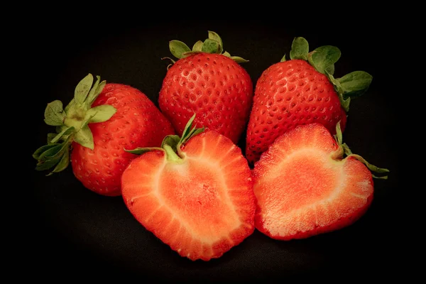 Siyah arka planda çilekler