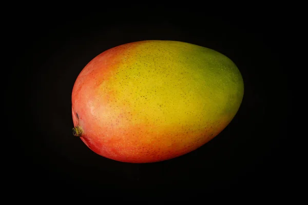 Mango na černém pozadí closeup — Stock fotografie