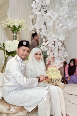 Kuala Lumpur, Malezya 22 Mart 2014. Malay düğün. Malezya bir çift yeni tutuşup Çar ve yürüyüş onların misafirler tarafından tebrik. Kuala Lumpur, Malezya Malay düğün töreni