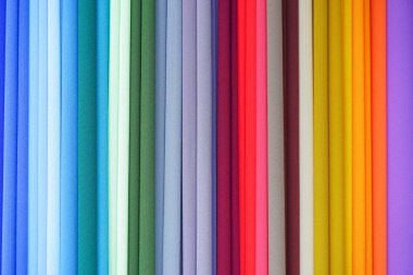 Tekrarlanan renkler. Malezya piyasa ekranda renkli kumaş.