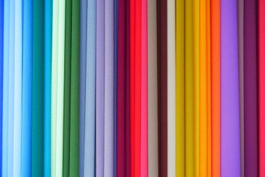 Tekrarlanan renkler. Malezya piyasa ekranda renkli kumaş.