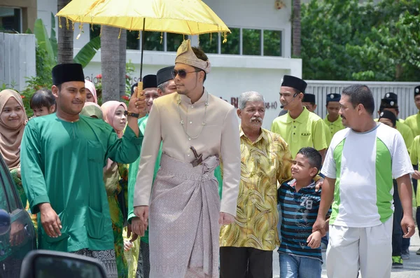 2014 マレーシアのクアラルンプール マレーの結婚式 マレーシア カップルが手を繋いでを新しく水し お客様によって祝福されているが歩きます マレーシア クアラルンプールでマレーの結婚式 — ストック写真