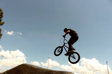 Bir BMX bisiklet ile atlama performans genç çocuk