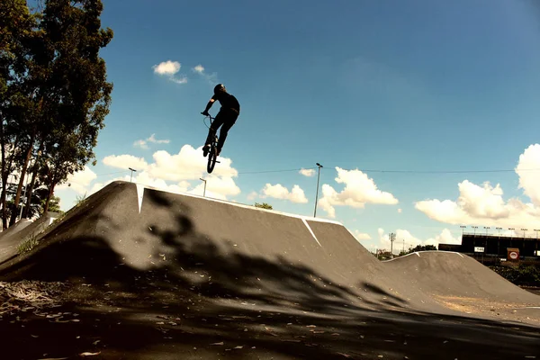 Salto com bicicleta no ar, bicicleta bmx