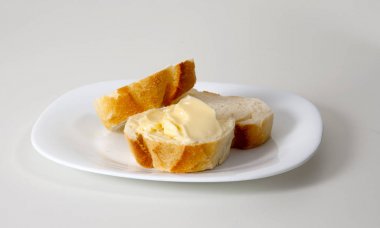 Ekmek ve tereyağı parçaları