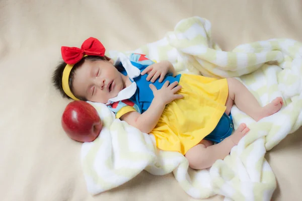 Kar beyaz bebek zehirli bir elma ile