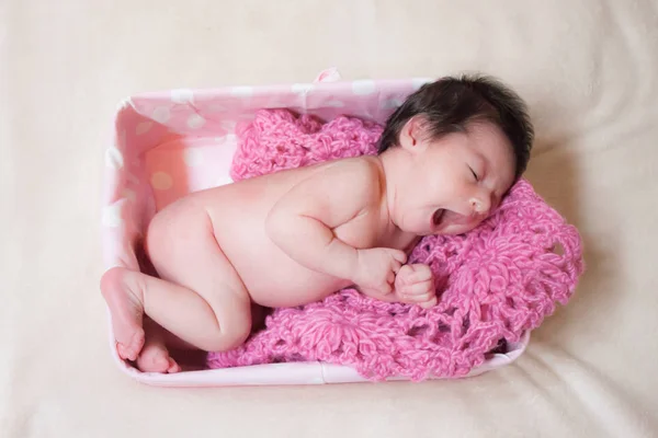 Bir kutu içinde yeni doğan bebek