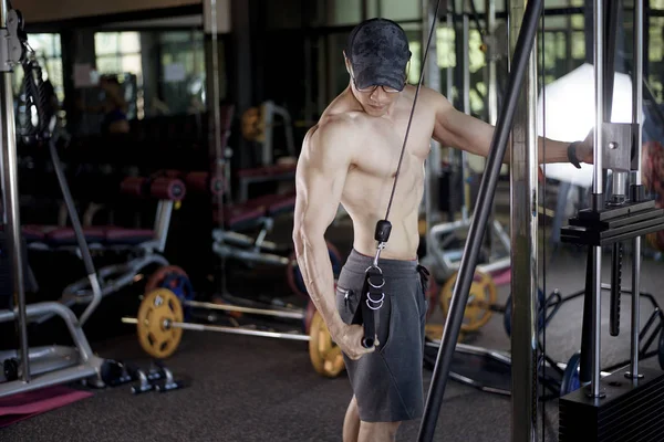 Ein Fitnessmann trainiert im Fitnessstudio — Stockfoto