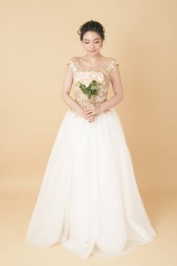 Güzel gelinlik içinde güzel bir gelin.  