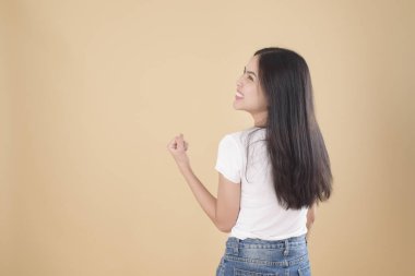 Mutlu güzel genç kadın 