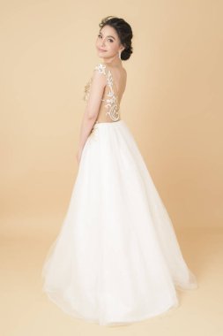 Güzel gelinlik içinde güzel bir gelin.  