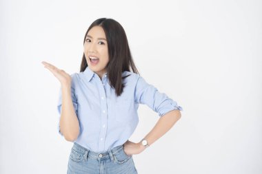 Beyaz arka planda çekici Asyalı kadın portresi 