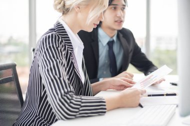 İş adamları mali raporları inceliyor. 