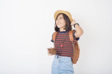 Güzel genç Asyalı turist kadın beyaz arka plandaki stüdyoda mutlu. 