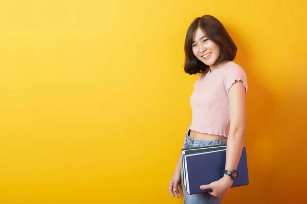 Mooie Aziatische Vrouw Universiteit Student Gelukkig Gele Achtergrond — Stockfoto