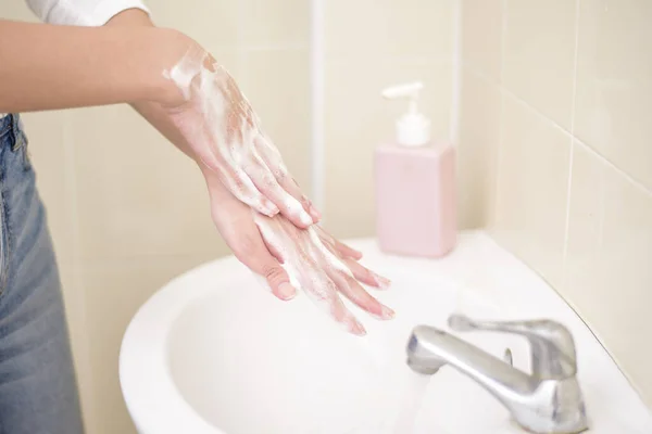 一个女人在洗手 — 图库照片