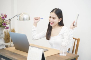 Güzel kadın evden çalışıyor. 