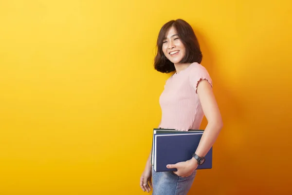 Hübsch Asiatisch Frau Universität Student Glücklich Auf Gelb Hintergrund — Stockfoto