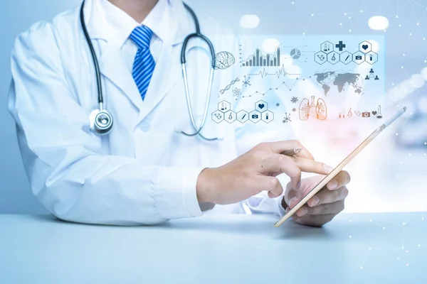Doktor Coronavirus 'un tıbbi analitik verilerini (Covid-19), tıbbi teknoloji konseptini gösteriyor.