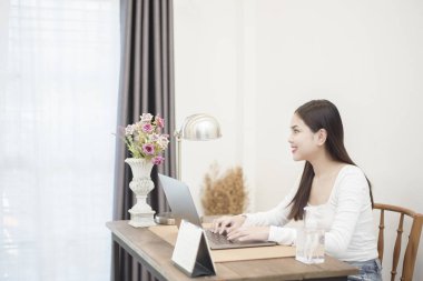 Güzel kadın evden çalışıyor. 