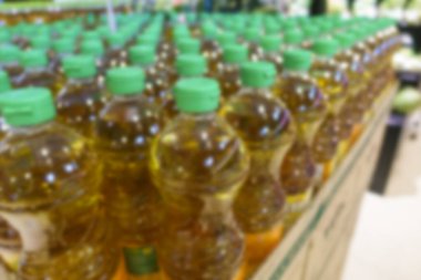 Süpermarketlerin arka planı bulanık.