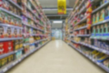 Süpermarketlerin arka planı bulanık.
