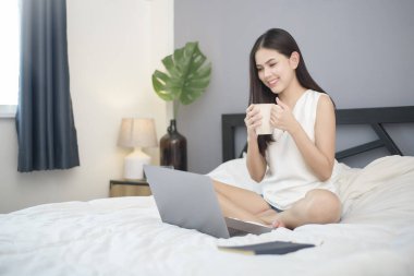 Güzel kadın evden çalışıyor. 