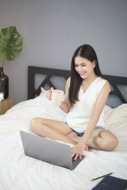 Güzel kadın evden çalışıyor. 